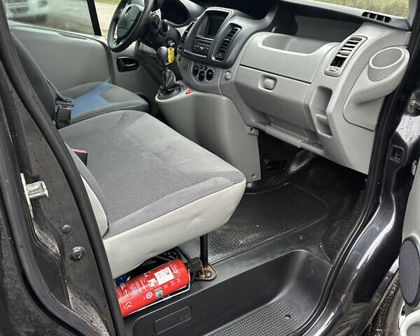 Черный Опель Виваро, объемом двигателя 2 л и пробегом 583 тыс. км за 10500 $, фото 12 на Automoto.ua