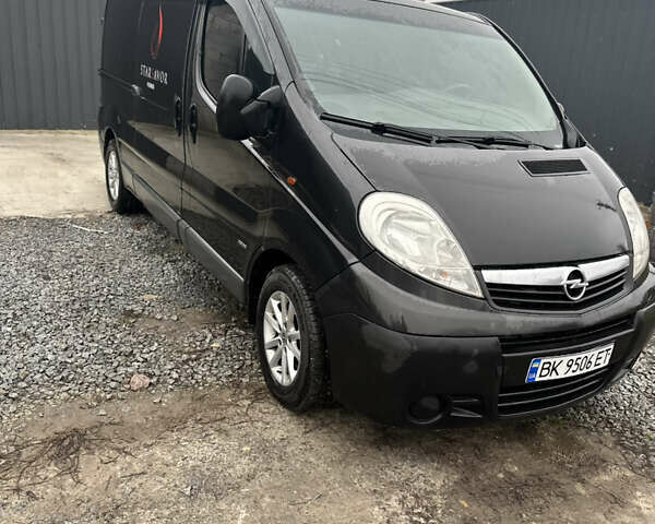 Черный Опель Виваро, объемом двигателя 2 л и пробегом 583 тыс. км за 10500 $, фото 2 на Automoto.ua