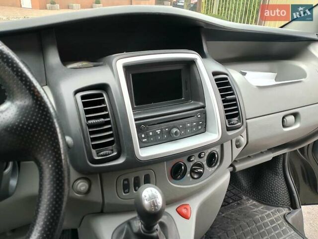 Черный Опель Виваро, объемом двигателя 2 л и пробегом 234 тыс. км за 15000 $, фото 8 на Automoto.ua