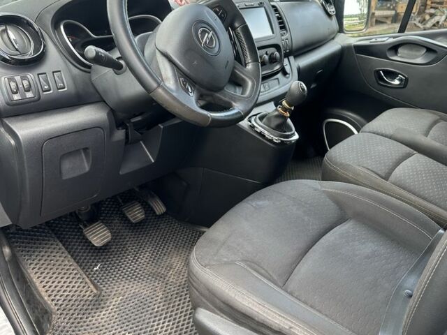 Черный Опель Виваро, объемом двигателя 1.6 л и пробегом 245 тыс. км за 14500 $, фото 4 на Automoto.ua