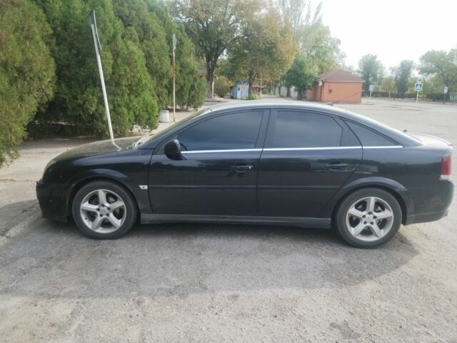 Черный Опель Виваро, объемом двигателя 2.2 л и пробегом 300 тыс. км за 4399 $, фото 2 на Automoto.ua