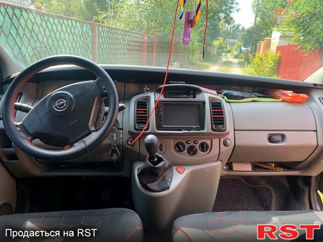 Черный Опель Виваро, объемом двигателя 2.5 л и пробегом 375 тыс. км за 7500 $, фото 3 на Automoto.ua