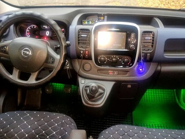 Чорний Опель Віваро, об'ємом двигуна 1.6 л та пробігом 236 тис. км за 19000 $, фото 5 на Automoto.ua