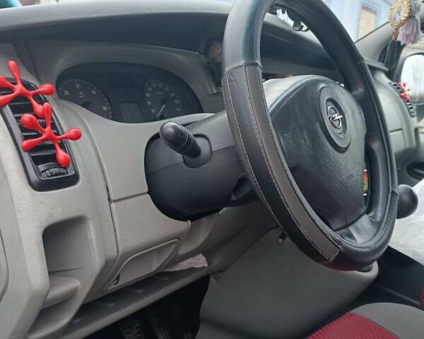 Коричневий Опель Віваро, об'ємом двигуна 2 л та пробігом 350 тис. км за 9418 $, фото 1 на Automoto.ua