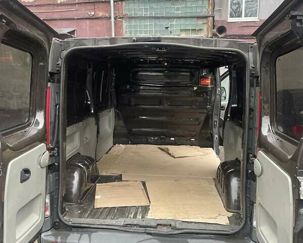 Коричневый Опель Виваро, объемом двигателя 2 л и пробегом 185 тыс. км за 10000 $, фото 4 на Automoto.ua