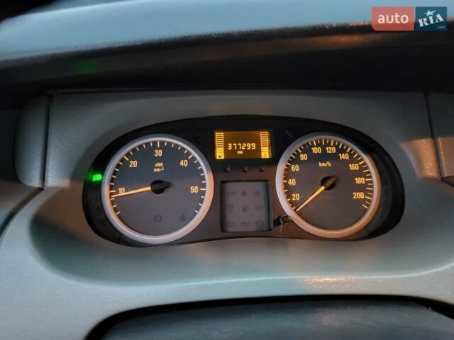 Червоний Опель Віваро, об'ємом двигуна 2.5 л та пробігом 377 тис. км за 7050 $, фото 3 на Automoto.ua