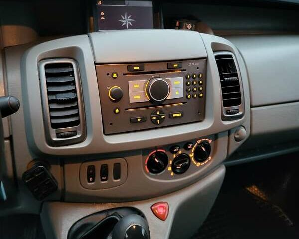 Червоний Опель Віваро, об'ємом двигуна 2.5 л та пробігом 377 тис. км за 7050 $, фото 4 на Automoto.ua