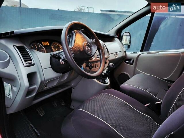 Червоний Опель Віваро, об'ємом двигуна 2.5 л та пробігом 377 тис. км за 7050 $, фото 2 на Automoto.ua