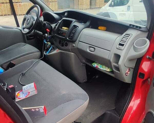 Красный Опель Виваро, объемом двигателя 2.5 л и пробегом 370 тыс. км за 6500 $, фото 3 на Automoto.ua