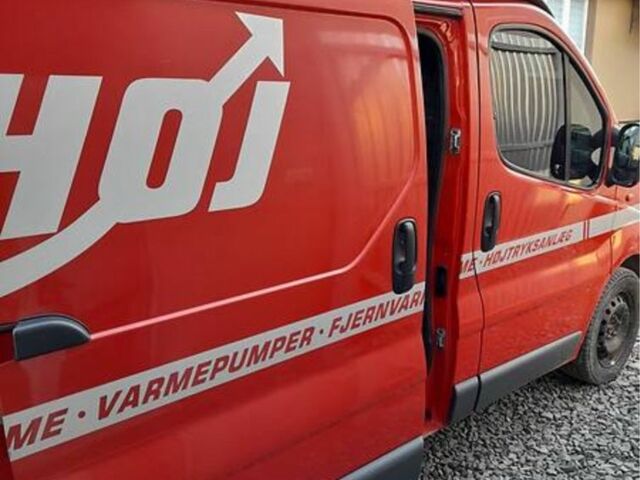 Красный Опель Виваро, объемом двигателя 2.5 л и пробегом 436 тыс. км за 5900 $, фото 1 на Automoto.ua