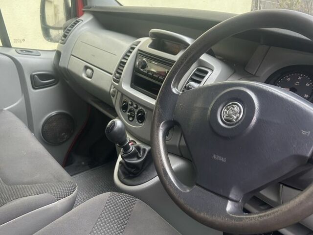 Красный Опель Виваро, объемом двигателя 2.5 л и пробегом 190 тыс. км за 4600 $, фото 7 на Automoto.ua