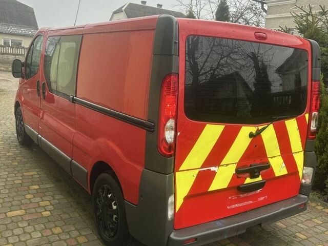 Красный Опель Виваро, объемом двигателя 2.5 л и пробегом 190 тыс. км за 4600 $, фото 3 на Automoto.ua