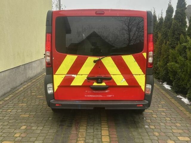 Красный Опель Виваро, объемом двигателя 2.5 л и пробегом 190 тыс. км за 4600 $, фото 4 на Automoto.ua