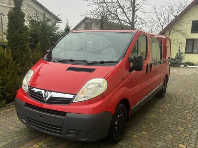 Красный Опель Виваро, объемом двигателя 2.5 л и пробегом 190 тыс. км за 4600 $, фото 2 на Automoto.ua
