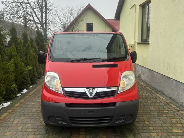 Красный Опель Виваро, объемом двигателя 2.5 л и пробегом 190 тыс. км за 4600 $, фото 1 на Automoto.ua