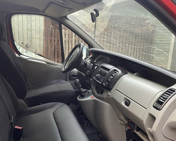 Красный Опель Виваро, объемом двигателя 2.5 л и пробегом 322 тыс. км за 7500 $, фото 4 на Automoto.ua