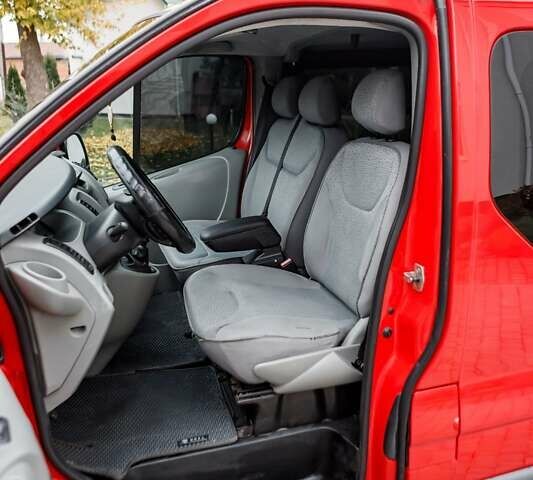 Червоний Опель Віваро, об'ємом двигуна 1.87 л та пробігом 400 тис. км за 8300 $, фото 17 на Automoto.ua