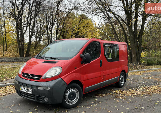 Красный Опель Виваро, объемом двигателя 2.5 л и пробегом 370 тыс. км за 8200 $, фото 2 на Automoto.ua