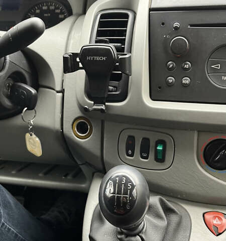 Красный Опель Виваро, объемом двигателя 2.5 л и пробегом 370 тыс. км за 8200 $, фото 9 на Automoto.ua