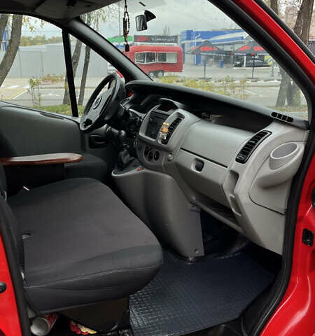 Красный Опель Виваро, объемом двигателя 2.5 л и пробегом 370 тыс. км за 8200 $, фото 6 на Automoto.ua