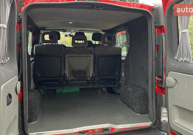 Красный Опель Виваро, объемом двигателя 2.5 л и пробегом 370 тыс. км за 8200 $, фото 7 на Automoto.ua