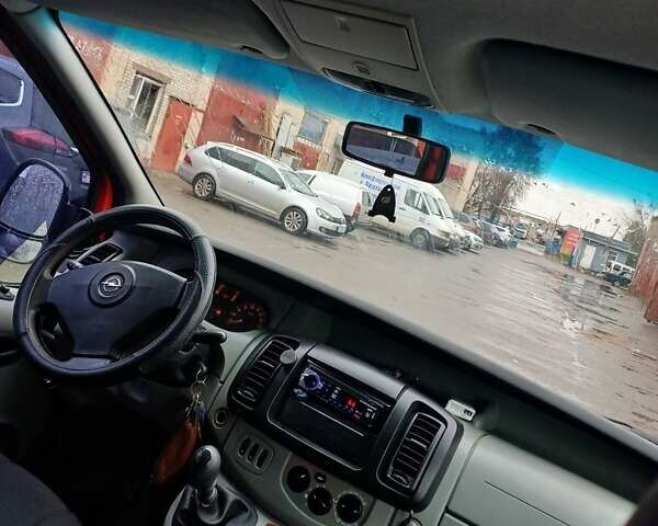 Красный Опель Виваро, объемом двигателя 2.5 л и пробегом 270 тыс. км за 6200 $, фото 2 на Automoto.ua