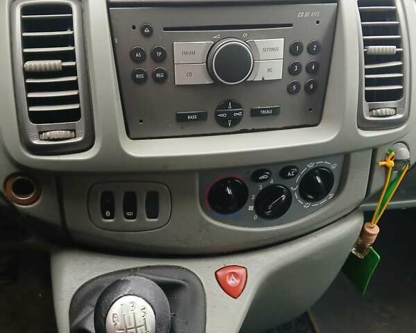 Красный Опель Виваро, объемом двигателя 2 л и пробегом 350 тыс. км за 8500 $, фото 3 на Automoto.ua