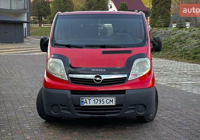 Красный Опель Виваро, объемом двигателя 2 л и пробегом 346 тыс. км за 8600 $, фото 1 на Automoto.ua