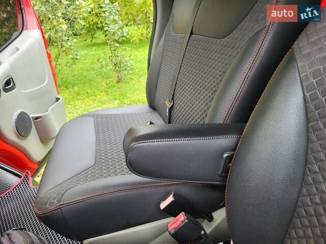 Красный Опель Виваро, объемом двигателя 2 л и пробегом 234 тыс. км за 8800 $, фото 114 на Automoto.ua