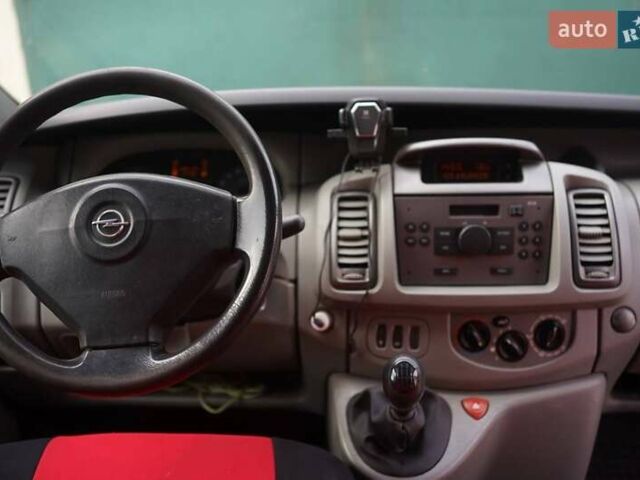 Червоний Опель Віваро, об'ємом двигуна 2 л та пробігом 280 тис. км за 7800 $, фото 4 на Automoto.ua