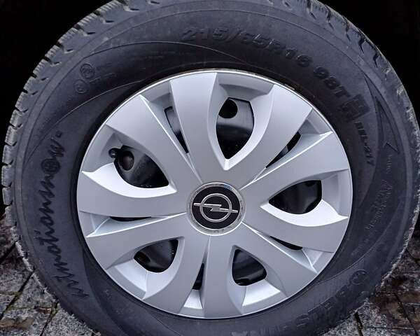 Красный Опель Виваро, объемом двигателя 2 л и пробегом 300 тыс. км за 10890 $, фото 8 на Automoto.ua