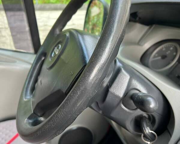 Червоний Опель Віваро, об'ємом двигуна 2 л та пробігом 300 тис. км за 9400 $, фото 18 на Automoto.ua