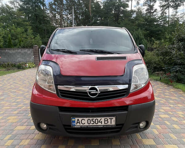 Красный Опель Виваро, объемом двигателя 2 л и пробегом 225 тыс. км за 7650 $, фото 2 на Automoto.ua