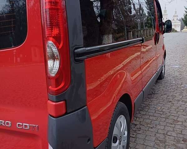 Красный Опель Виваро, объемом двигателя 2 л и пробегом 300 тыс. км за 10890 $, фото 2 на Automoto.ua