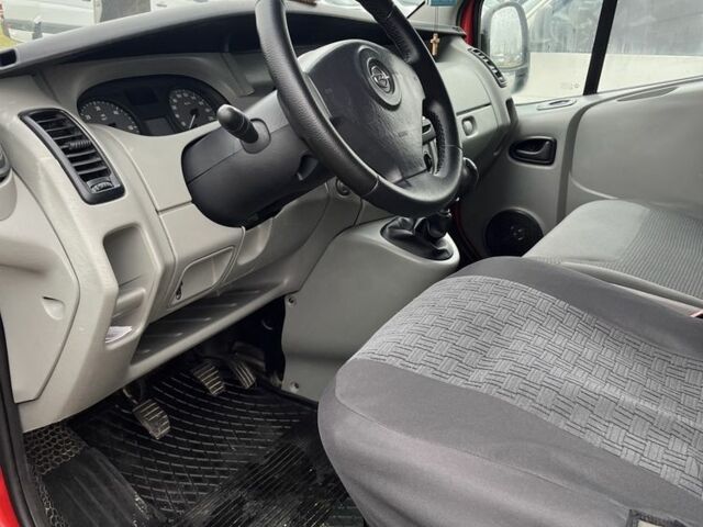 Красный Опель Виваро, объемом двигателя 2 л и пробегом 226 тыс. км за 7800 $, фото 6 на Automoto.ua