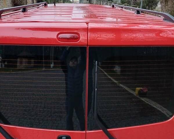 Красный Опель Виваро, объемом двигателя 2 л и пробегом 300 тыс. км за 10890 $, фото 5 на Automoto.ua