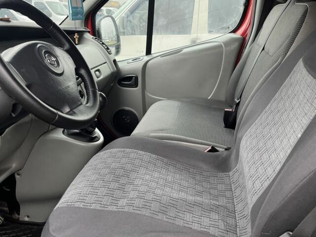 Красный Опель Виваро, объемом двигателя 2 л и пробегом 226 тыс. км за 7800 $, фото 5 на Automoto.ua