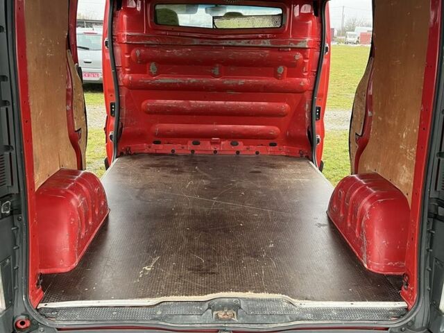 Красный Опель Виваро, объемом двигателя 2 л и пробегом 226 тыс. км за 7800 $, фото 4 на Automoto.ua