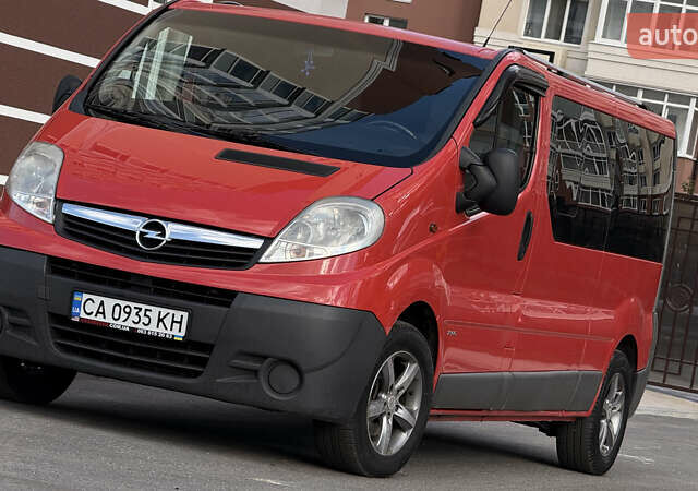 Красный Опель Виваро, объемом двигателя 2 л и пробегом 400 тыс. км за 10500 $, фото 1 на Automoto.ua