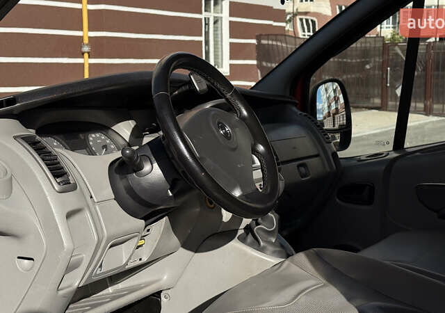 Красный Опель Виваро, объемом двигателя 2 л и пробегом 400 тыс. км за 10500 $, фото 13 на Automoto.ua