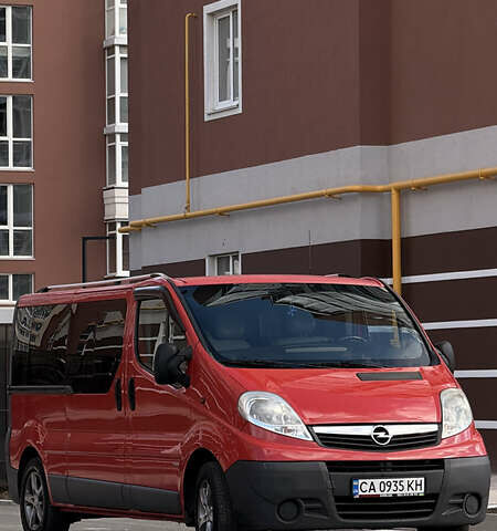 Красный Опель Виваро, объемом двигателя 2 л и пробегом 400 тыс. км за 10500 $, фото 2 на Automoto.ua