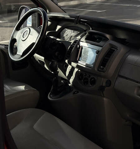 Красный Опель Виваро, объемом двигателя 2 л и пробегом 400 тыс. км за 10500 $, фото 15 на Automoto.ua