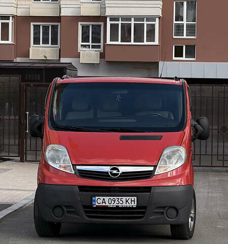 Красный Опель Виваро, объемом двигателя 2 л и пробегом 400 тыс. км за 10500 $, фото 3 на Automoto.ua