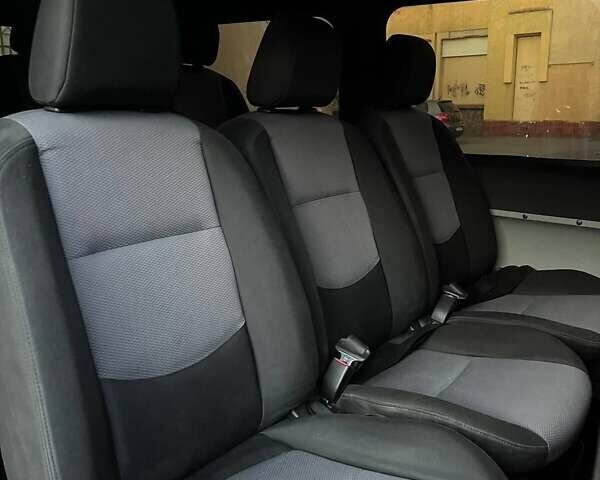 Красный Опель Виваро, объемом двигателя 2 л и пробегом 300 тыс. км за 8999 $, фото 17 на Automoto.ua