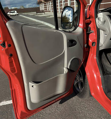 Красный Опель Виваро, объемом двигателя 2 л и пробегом 400 тыс. км за 10500 $, фото 14 на Automoto.ua