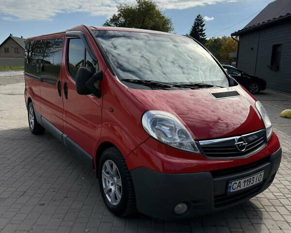 Красный Опель Виваро, объемом двигателя 2 л и пробегом 261 тыс. км за 13900 $, фото 2 на Automoto.ua