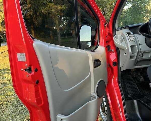 Червоний Опель Віваро, об'ємом двигуна 2 л та пробігом 195 тис. км за 13700 $, фото 1 на Automoto.ua