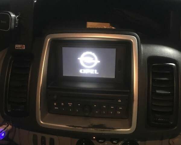 Червоний Опель Віваро, об'ємом двигуна 2 л та пробігом 346 тис. км за 13000 $, фото 5 на Automoto.ua