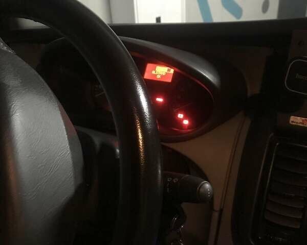 Червоний Опель Віваро, об'ємом двигуна 2 л та пробігом 346 тис. км за 13000 $, фото 2 на Automoto.ua