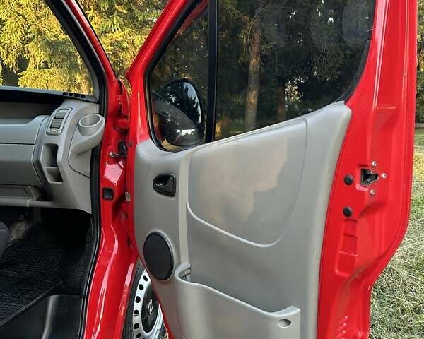 Червоний Опель Віваро, об'ємом двигуна 2 л та пробігом 195 тис. км за 13700 $, фото 5 на Automoto.ua